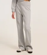 Pantalón flare color crema confeccionado en algodón con viscosa certificada, forro en fleece y cintura elástica.