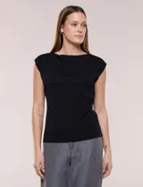 Buzo sin mangas de punto fino color beige, con calce al cuerpo y escote volcado estructurado con solapa superpuesta en el pecho.