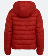Campera puffer roja, ligera, de poliamida, con capucha y bolsillos con cremallera. Incluye bolsa para guardarla.