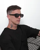 Anteojos de sol con armazón grueso de acetato premium, color negro, de forma geométrica y moderna. Poseen cristales polarizados con filtro UV 400.