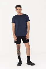 Remera deportiva azul marino de corte clásico, confeccionada en tejido de poliamida y elastano con tecnología drifit y protección UV50+.