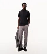Camisa polo masculina de manga corta, confeccionada en tejido técnico de poliamida con elastano. Presenta cuello inglés con cierre de botones y diseño liso en color marrón, con tecnología de secado rápido y confort térmico.