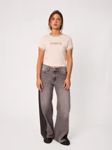 Jeans wide leg de tiro medio con diseño de pierna ancha, lavado azul claro en el frente y franjas laterales en tono azul oscuro contrastante. Confeccionado en algodón.