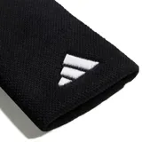 Par de muñequeras deportivas Adidas, color negro con logo bordado en blanco. Diseñadas con material absorbente para mayor comodidad durante la actividad física.
