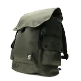 Mochila urbana de color negro con solapa superior, bolsillos laterales con cierre de broche y compartimento principal con cierre. Incluye parche con logo de la marca en la parte frontal.