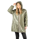 Campera impermeable de corte regular, color verde oliva con acabado brillante. Cuenta con capucha fija, cierre frontal completo y bolsillos laterales abiertos. El interior está forrado en piel sintética para mayor abrigo.