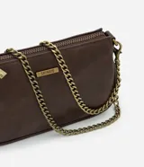 Cartera tipo baguette de la marca Satinato, confeccionada en poliuretano color marrón con acabado que imita el cuero. Presenta cierre superior con cremallera, placa metálica con el logo de la marca en el frente y correa de cadena metálica dorada desmontable.