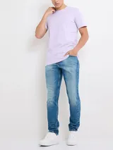 Pantalón de jean celeste con efecto desteñido, corte slim y diseño de cinco bolsillos.
