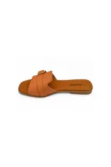 Sandalias planas Paddock de mujer con tira ancha en el empeine con textura de cuerito de serpiente, detalle de hebilla metálica dorada y puntera cuadrada.