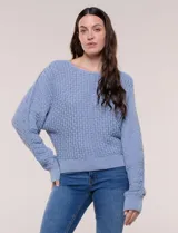 Buzo de algodón blanco con diseño de punto calado y mangas anchas.