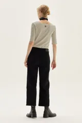 Remera de manga tres cuartos, corte ajustado al cuerpo, con escote redondo amplio. Presenta un patrón de rayas finas horizontales en tonos azul marino y blanco.