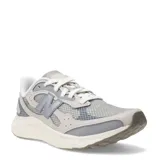 Championes de running New Balance modelo Arishi V4, con capellada de malla transpirable y refuerzos sintéticos. Presenta mediasuela con tecnología Fresh Foam para mayor amortiguación y suela de goma resistente.