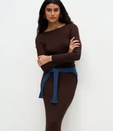 Vestido midi de punto acanalado en color marrón chocolate, con cuello barco y mangas largas. Presenta un corte ajustado al cuerpo y una textura de malla fina.