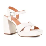Sandalias de plataforma color blanco con tiras cruzadas y hebilla en el tobillo. Taco alto cuadrado.