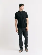 Remera blanca de algodón con cuello mao y media botonadura.