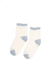 Par de medias blancas de caña corta con puño, talón y puntera en color celeste.
