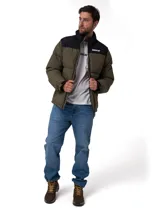 Campera puffer Caterpillar de corte estándar, con diseño bicolor en verde oliva y negro. Presenta cuello alto, cierre frontal con cremallera, bolsillos laterales con cierre y logo de la marca estampado en el pecho.