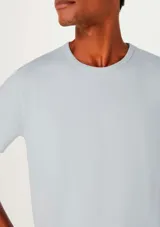 Remera básica de manga corta, color gris melange, de corte slim y cuello redondo.