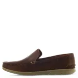 Mocasines de hombre Freeway modelo Nico, color azul marino, confeccionados en cuero liso con costuras visibles en tono claro en la parte delantera y suela de goma color crema. Presentan un detalle de cordón decorativo alrededor del cuello.