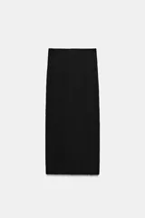 Falda midi de tiro medio en color negro, confeccionada en tejido de punto con textura y cintura elástica ajustable con cordones.