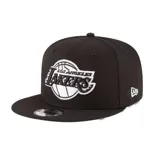 Gorra New Era modelo 9Fifty, estilo snapback, color negro con el logotipo de los Los Angeles Lakers bordado en relieve en el frente en blanco y negro.