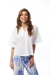 Blusa blanca de algodón con escote en V y mangas cortas amplias.