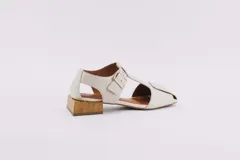 Sandalias de cuero color bronce, con diseño de punta cuadrada, taco cuadrado símil madera y tira ajustable con hebilla en el tobillo.