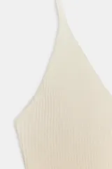 Top negro de punto con escote en pico y tirantes finos.