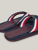 Ojotas Tommy Hilfiger con suela de EVA azul marino y tiras de tejido trenzado con cinta distintiva en colores azul marino, blanco y rojo.