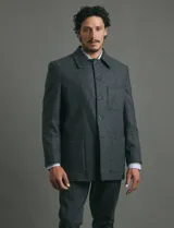 Sobretodo de corte sport con cuello camisero, manga larga, abotonadura frontal, dos bolsillos parche laterales y un bolsillo en el pecho.