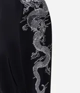 Hoodie negro de algodón con felpa interna, capucha y bolsillo canguro. Presenta diseño estampado de dragón oriental en ambas mangas y texto en el pecho.