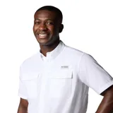 Camisa de manga corta blanca para hombre, marca Columbia, modelo Blood and Guts. Confeccionada en tejido transpirable con protección solar UPF 40 y tecnología Omni-Shield™ Blood 'n Guts que repele fluidos y manchas. Cuenta con ventilación, bolsillo interior, parche de limpieza para gafas de sol, portacañas, bolsillos en el pecho y cuello a presión.