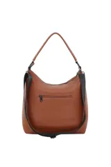 Cartera tipo hobo de cuero sintético en color beige, con un bolsillo frontal con cierre y parche circular con el logotipo de la marca "TRDY". Presenta un asa corta superior y detalles en herrajes negros.