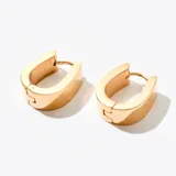 Par de aros dorados tipo argolla gruesa con cierre a presión.