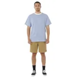 Remera celeste de algodón con cuello redondo y ribete en contraste color crema.