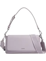 Cartera Calvin Klein color lila, de hombro, con correa ajustable con el logo de la marca.