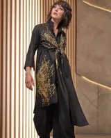 Túnica negra de gabardina de lana con estampado artesanal en tonos ocres. Cuenta con cuello mao, bolsillos laterales y dos piezas a modo de bufandas que se pueden anudar de diferentes maneras.