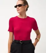 Blusa básica femenina tipo t-shirt, color bordó, confeccionada en viscosa con cuello redondo y mangas cortas.