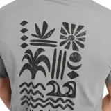 Remera de manga corta O'Neill color gris, con cuello redondo y pequeño estampado gráfico en el pecho con el logo de la marca y símbolos playeros.