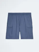 Short azul de popelina de algodón con cintura elástica, bolsillos laterales y traseros.