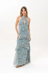 Vestido largo celeste con estampado abstracto en tonos marrones, escote halter con abertura en el frente y volados escalonados en la falda.