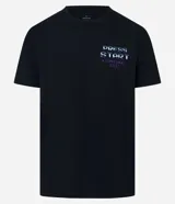 Remera negra de algodón con estampa en la espalda de una máquina de videojuegos arcade con un carpincho jugando. Incluye la frase 'Arcade Games Still Rocks' y detalles de puntaje.