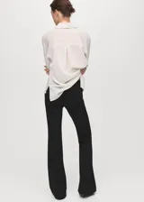 Pantalón de vestir negro de corte recto y tiro medio, con cintura elástica y diseño largo.