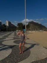 Mini short negro con estampado de hojas de palmera.