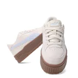 Championes Puma Karmen II Idol SD de estilo urbano, confeccionados en gamuza premium color beige. Presentan un diseño robusto con plataforma alta de color marrón y el logo de la marca en un tono celeste suave en el lateral.