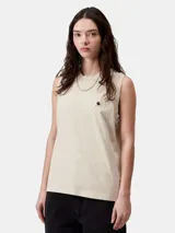 Musculosa Carhartt WIP modelo Nelson, color beige, con cuello redondo, corte holgado y pequeña etiqueta cuadrada tejida con el logo en el pecho.