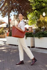 Bota corta de cuero color marrón, con elástico lateral y taco de madera.