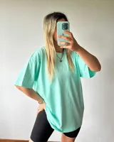 Remerón de manga corta, cuello redondo y calce oversize, color verde agua.