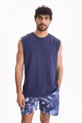 Musculosa lisa de algodón color azul, de corte clásico y sin mangas.