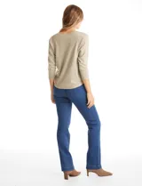 Buzo tejido de hilado fino color rosado, con escote en V, mangas tres cuartos y diseño estilo dolman.